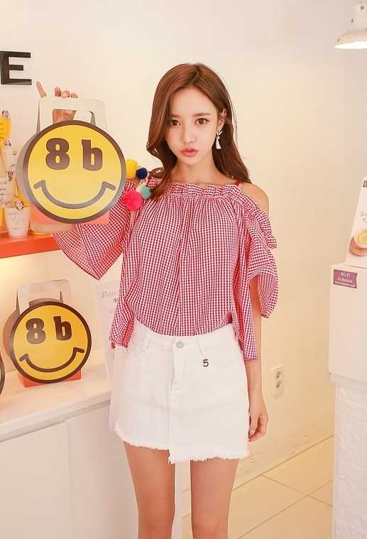 优质粉唇嘟嘴可爱美少女甜品店性感一字肩裙子俏美图片