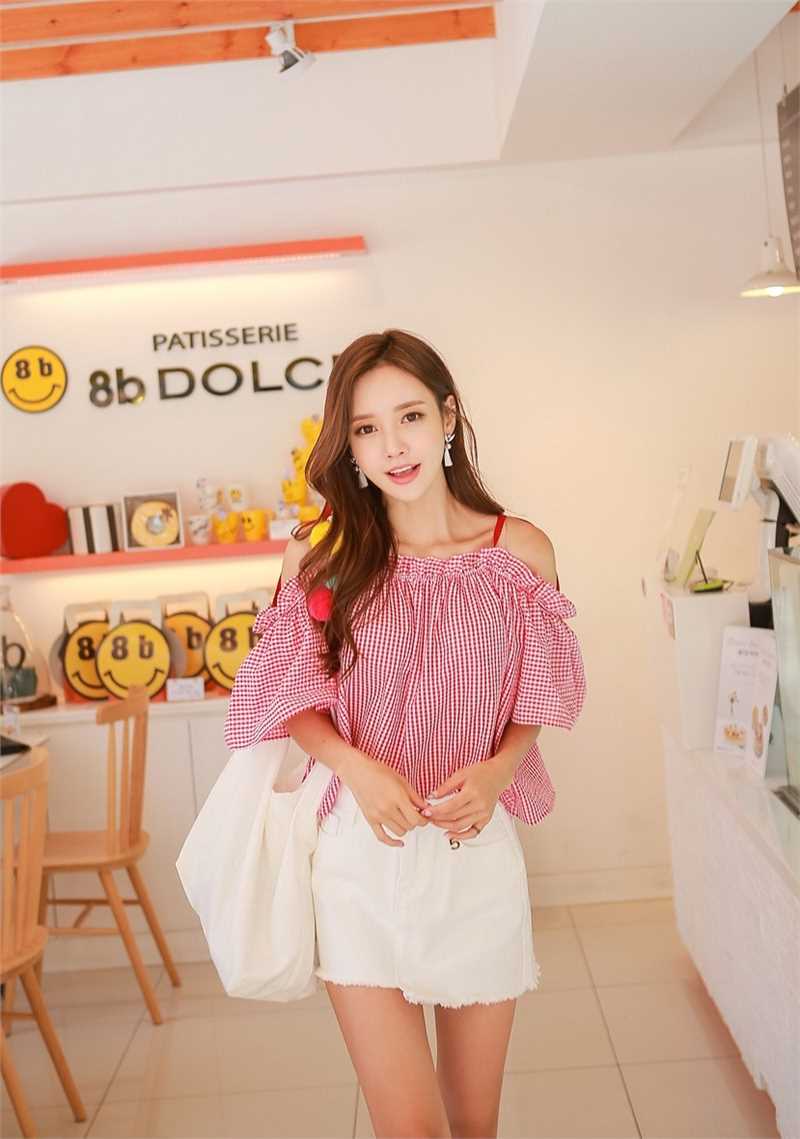 优质粉唇嘟嘴可爱美少女甜品店性感一字肩裙子俏美图片