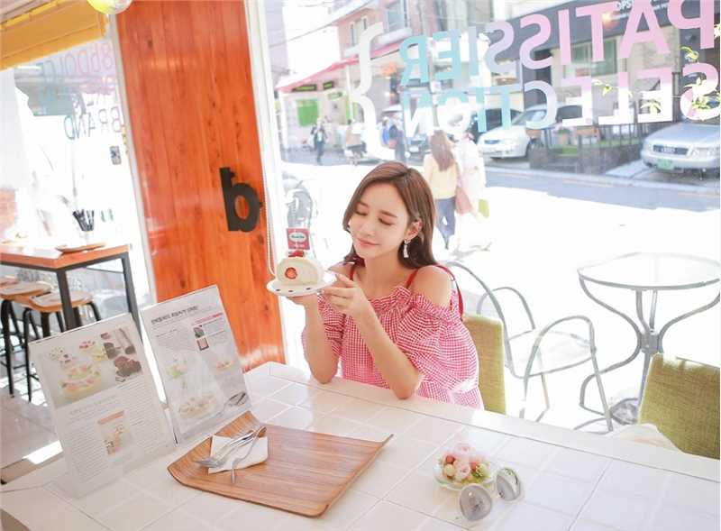 优质粉唇嘟嘴可爱美少女甜品店性感一字肩裙子俏美图片