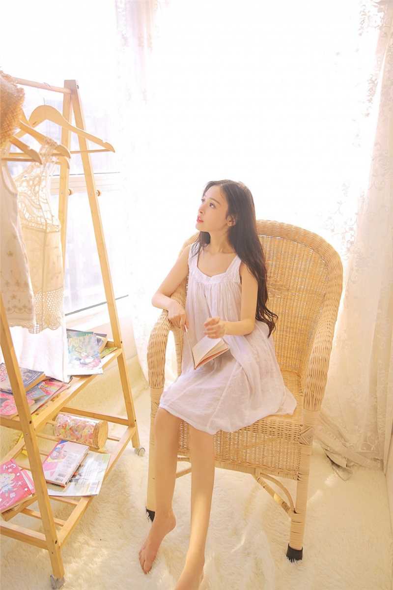 最新双眼皮浅笑梨涡美少女居家白裙子唯美逆光大尺度壁纸