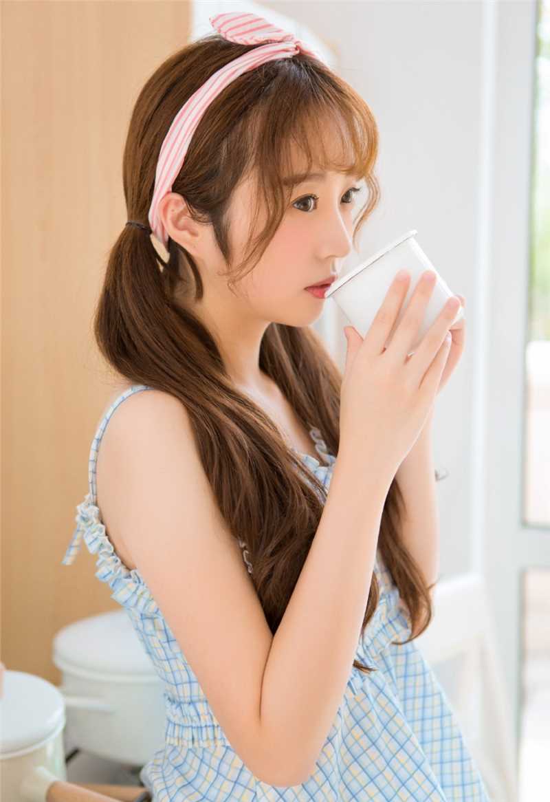 特别专辑戴粉色可爱发带少女吃早餐性感吊带美胸生活美拍图片