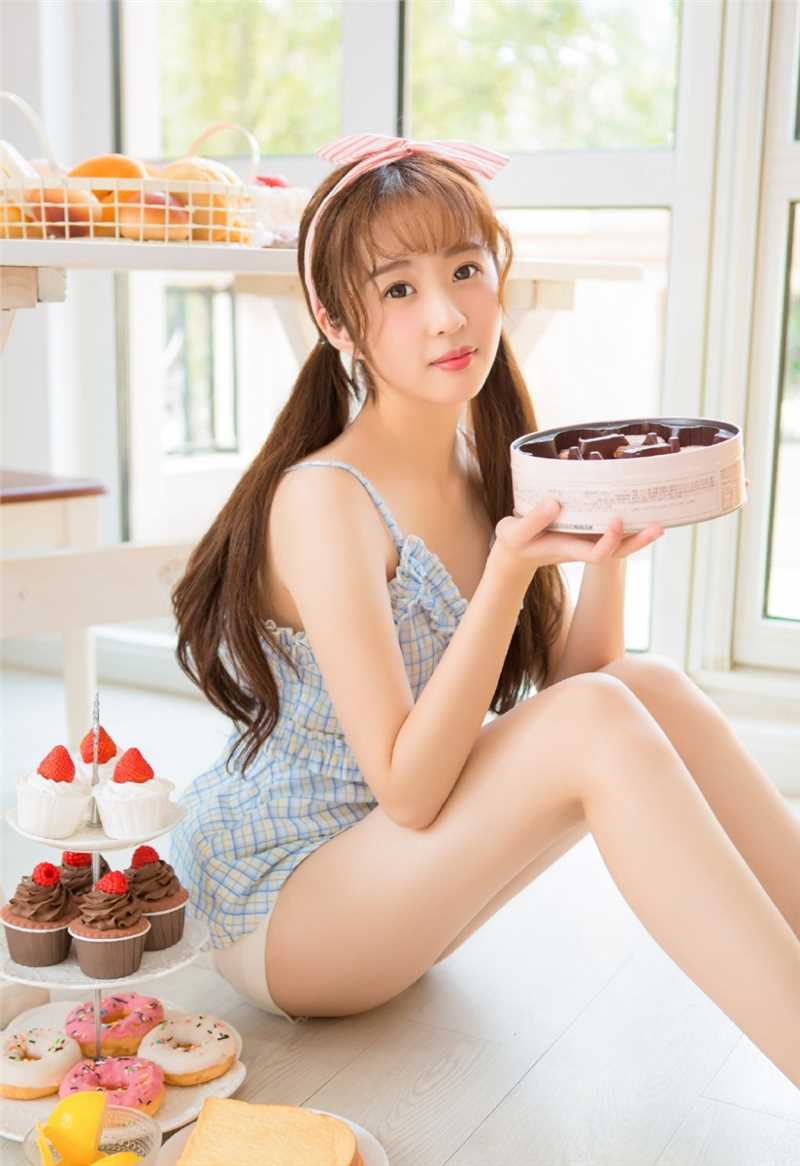 特别专辑戴粉色可爱发带少女吃早餐性感吊带美胸生活美拍图片