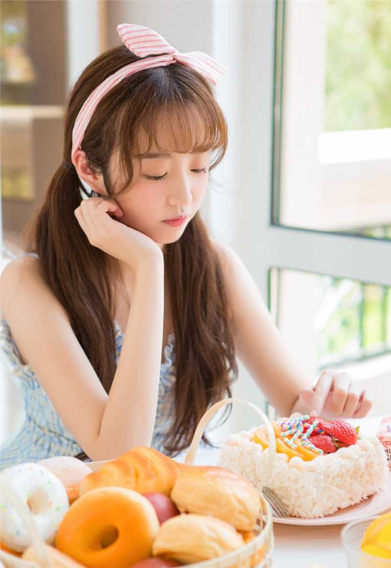 特别专辑戴粉色可爱发带少女吃早餐性感吊带美胸生活美拍图片
