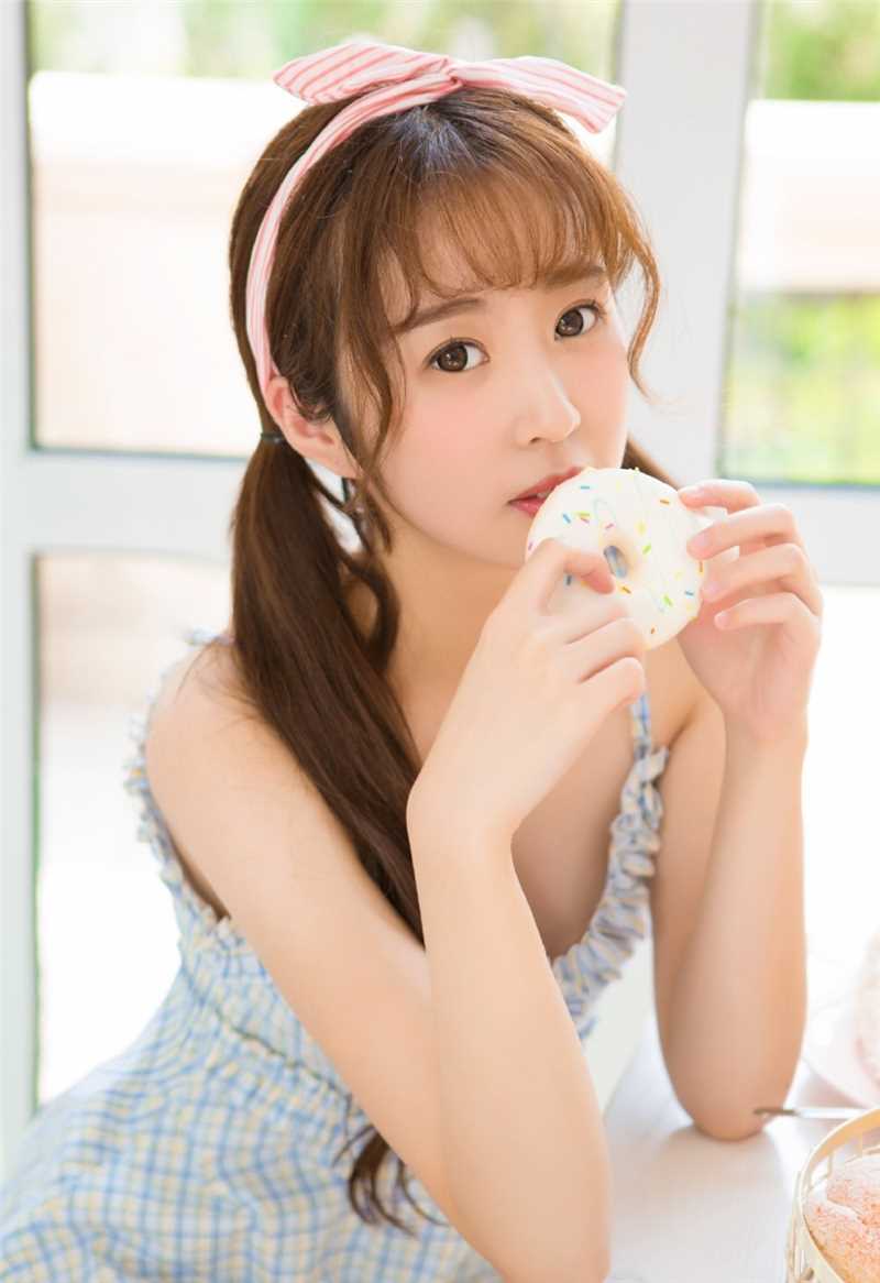 特别专辑戴粉色可爱发带少女吃早餐性感吊带美胸生活美拍图片