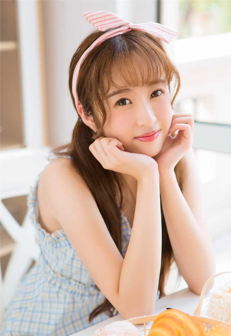 特别专辑戴粉色可爱发带少女吃早餐性感吊带美胸生活美拍图片