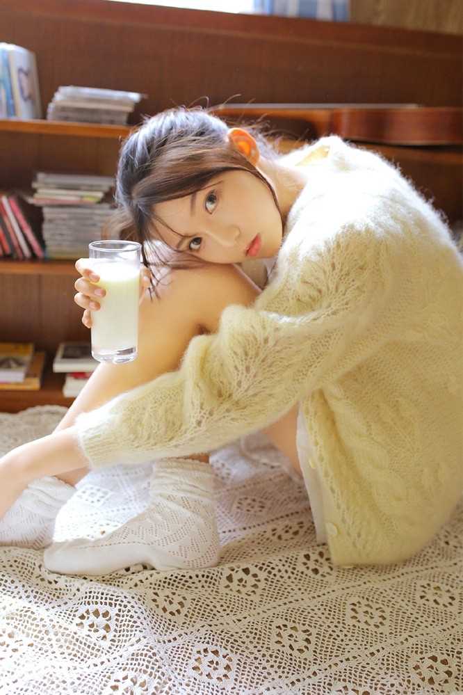 纯嫩白黄毛衣美少女喝牛奶居家长腿性感诱人图片