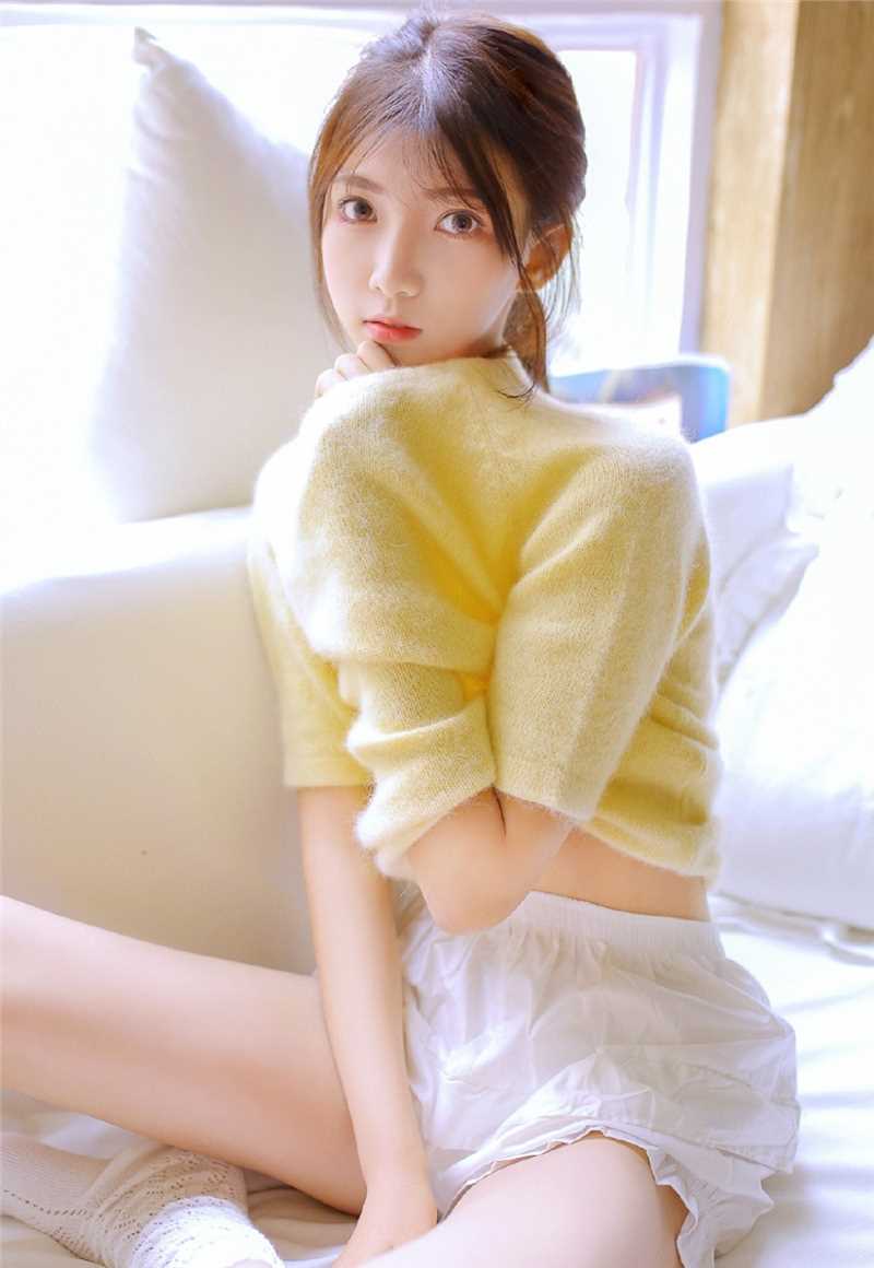 纯嫩白黄毛衣美少女喝牛奶居家长腿性感诱人图片