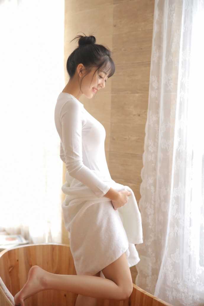 高清丸子头少女萝莉浴桶前妖娆性感长腿诱人私房图集