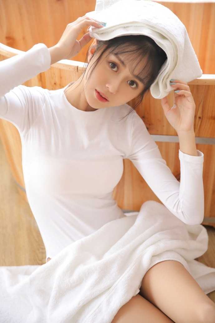 高清丸子头少女萝莉浴桶前妖娆性感长腿诱人私房图集