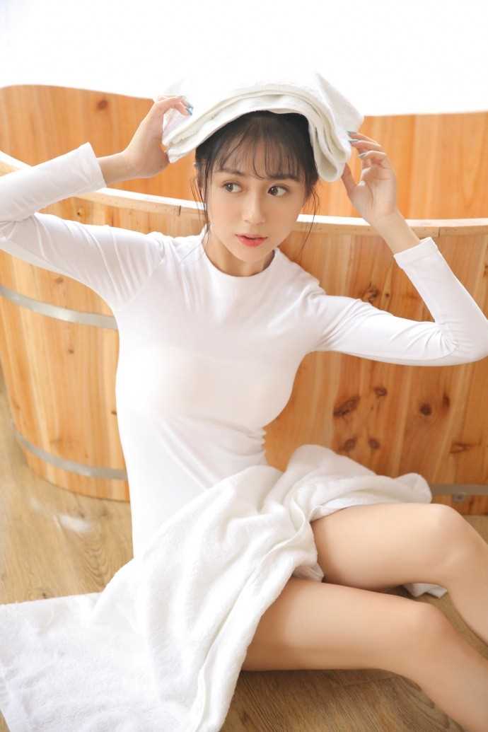 高清丸子头少女萝莉浴桶前妖娆性感长腿诱人私房图集