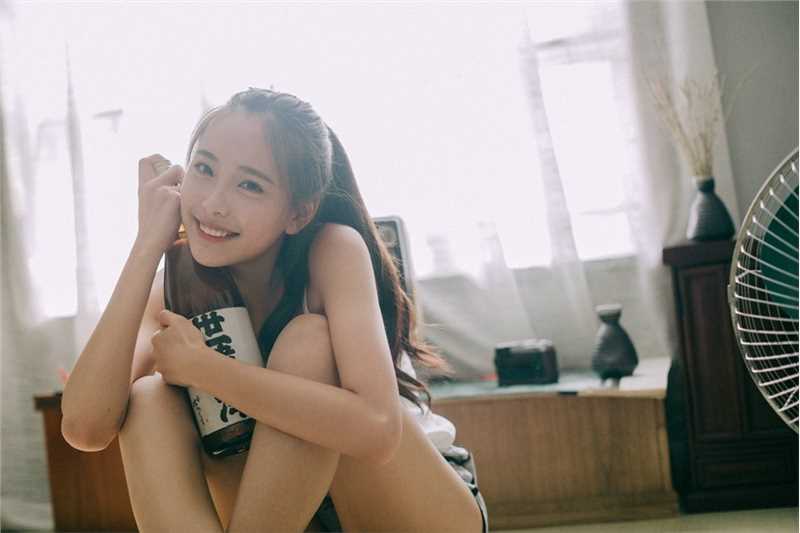 最新清纯马尾女孩白色吊带樱桃般水嫩可爱唯美艺术图集