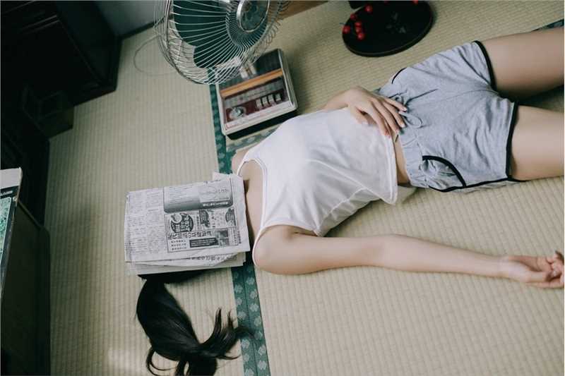 最新清纯马尾女孩白色吊带樱桃般水嫩可爱唯美艺术图集