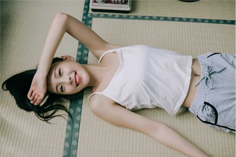 最新清纯马尾女孩白色吊带樱桃般水嫩可爱唯美艺术图集