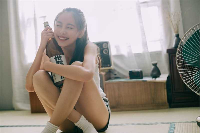 最新清纯马尾女孩白色吊带樱桃般水嫩可爱唯美艺术图集