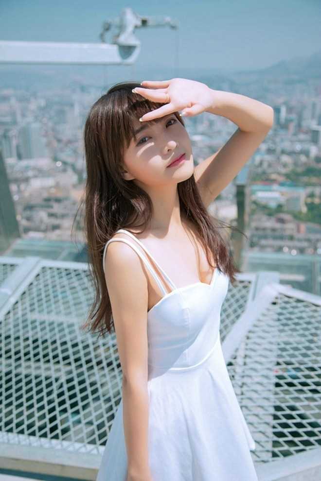 高清甜美女孩穿无袖白裙可爱清纯天台唯美高清气质图册