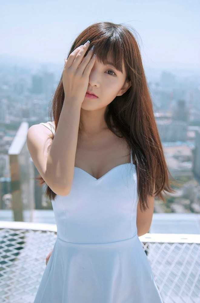 高清甜美女孩穿无袖白裙可爱清纯天台唯美高清气质图册