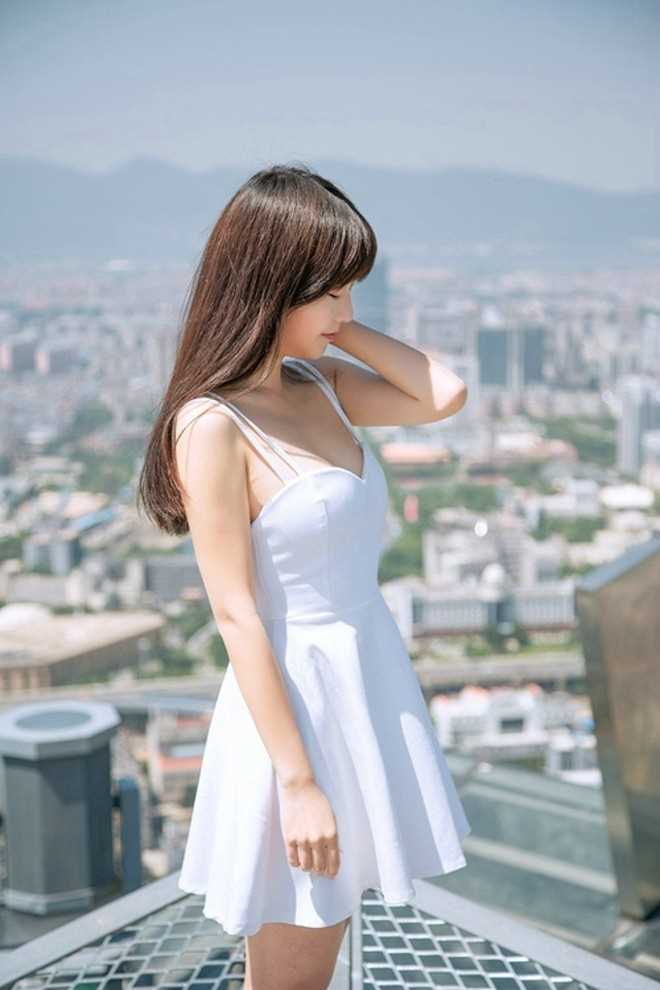 高清甜美女孩穿无袖白裙可爱清纯天台唯美高清气质图册