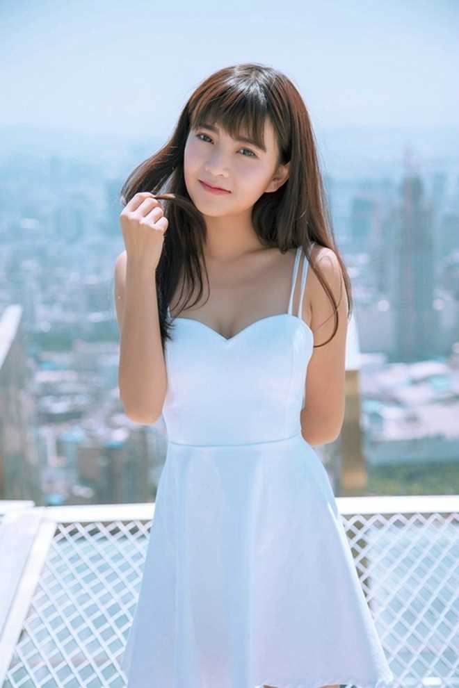 高清甜美女孩穿无袖白裙可爱清纯天台唯美高清气质图册
