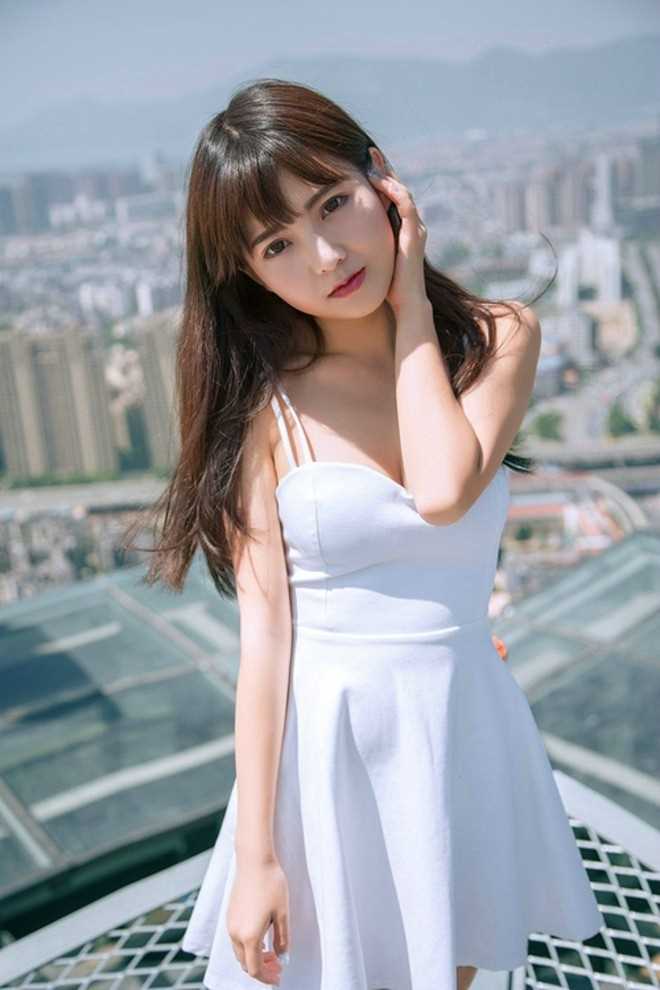 高清甜美女孩穿无袖白裙可爱清纯天台唯美高清气质图册