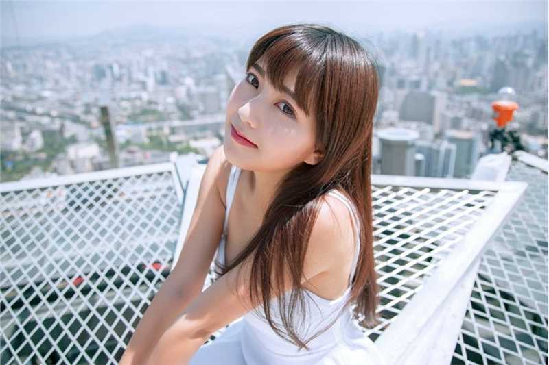 高清甜美女孩穿无袖白裙可爱清纯天台唯美高清气质图册