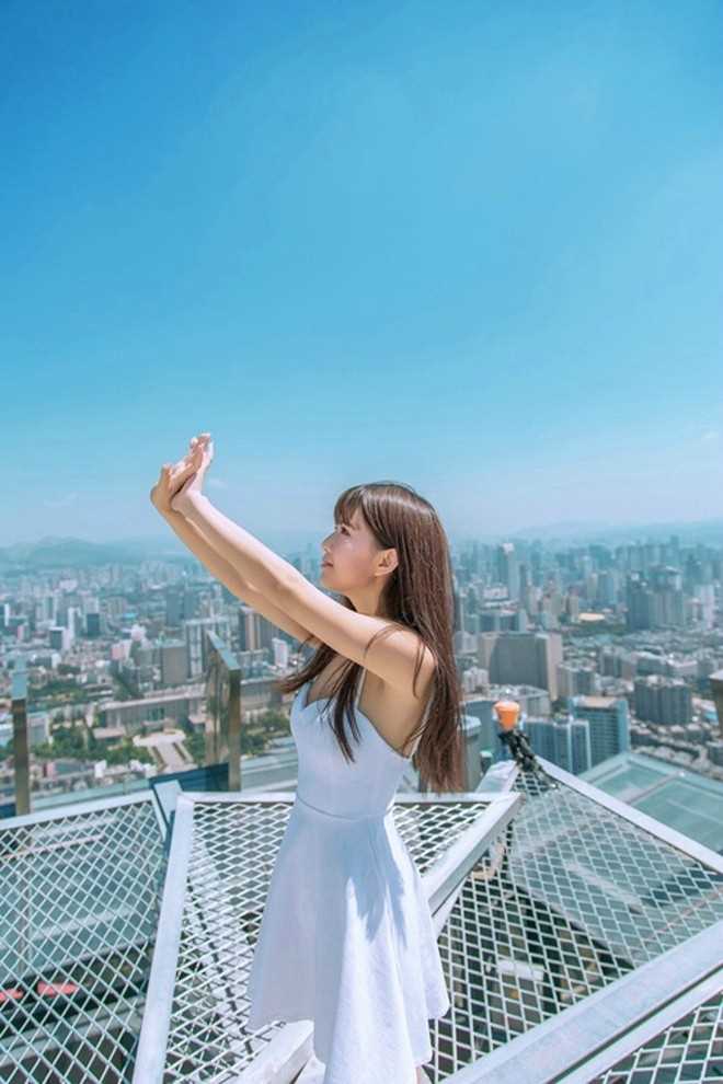 高清甜美女孩穿无袖白裙可爱清纯天台唯美高清气质图册