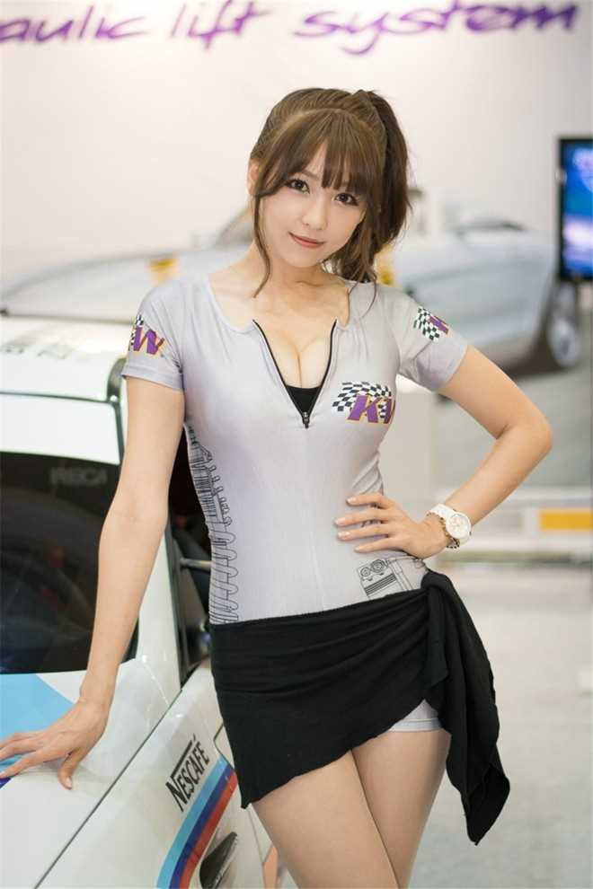 优质韩国美女车模吐舌卖萌清纯豪车美女酥胸漂亮性感图片相册