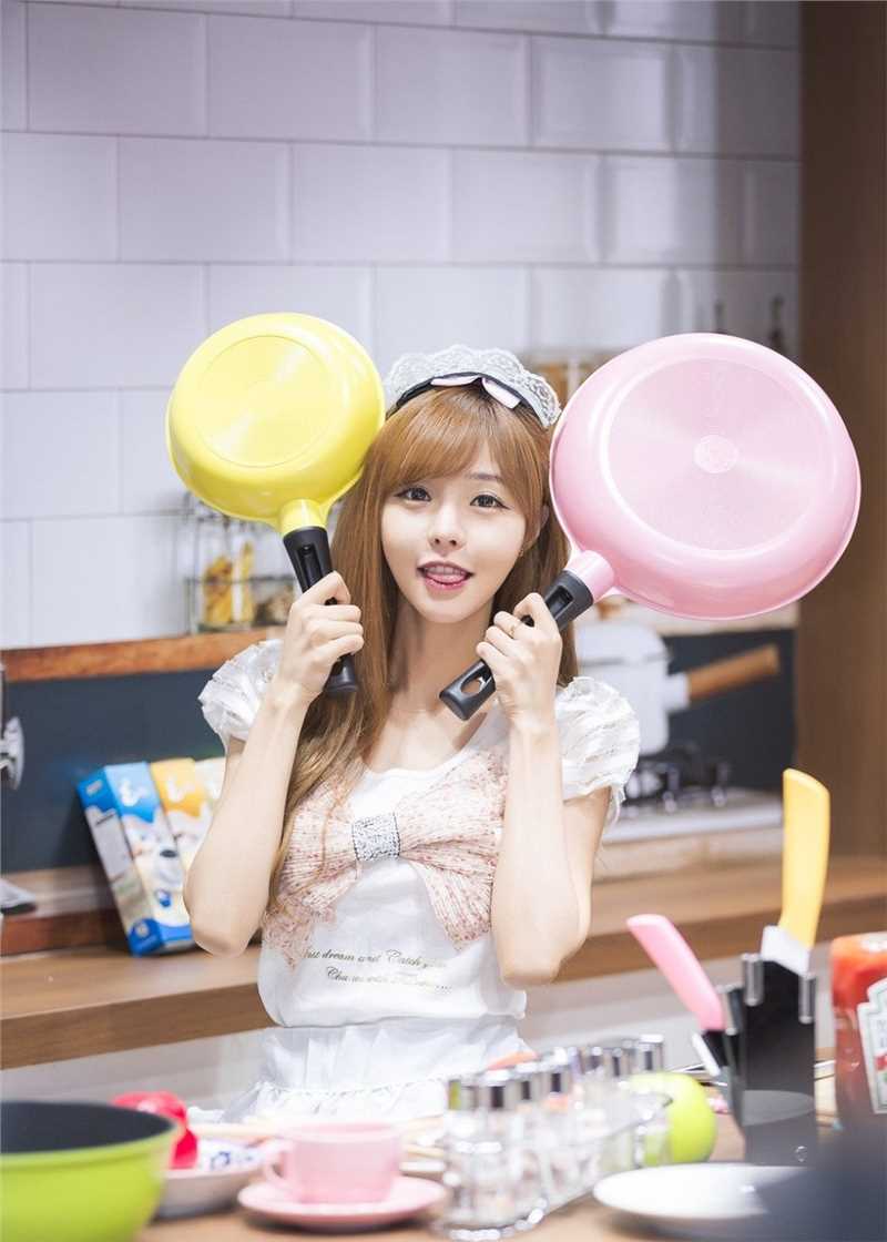 最全性感车模美女小露蛮腰妖娆制服短裙清纯可人相册