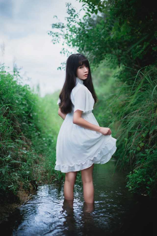 高清白裙子萌妹子乡下度假清纯图集