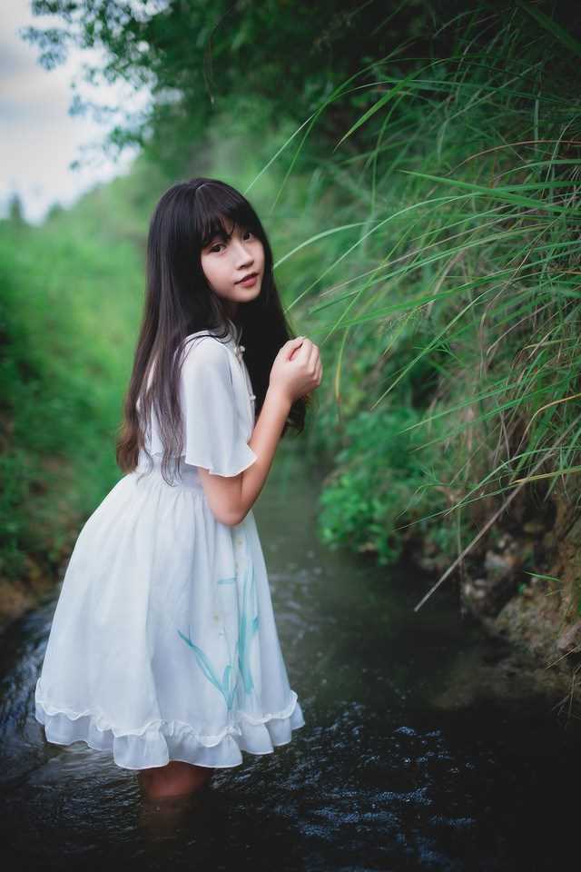 高清白裙子萌妹子乡下度假清纯图集