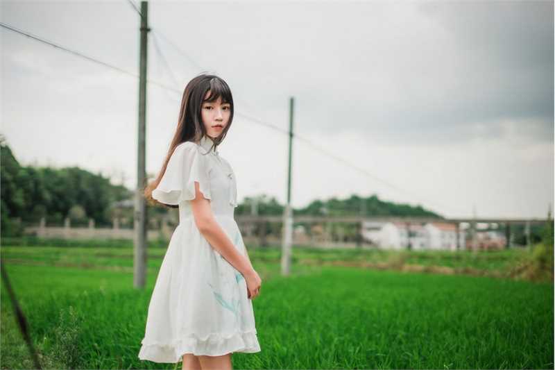 高清白裙子萌妹子乡下度假清纯图集