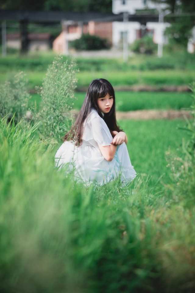 高清白裙子萌妹子乡下度假清纯图集