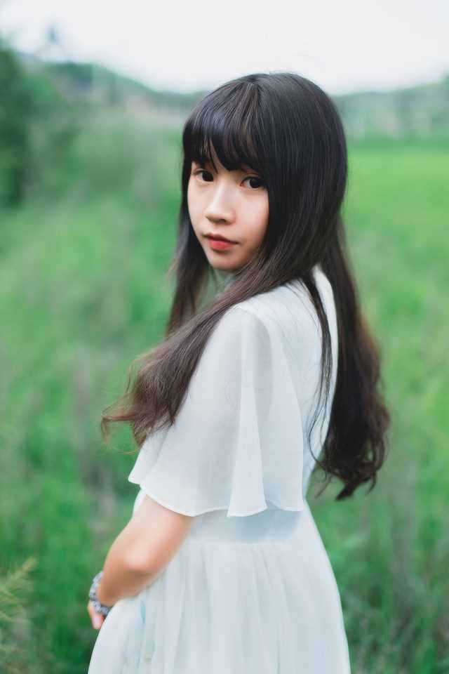 高清白裙子萌妹子乡下度假清纯图集