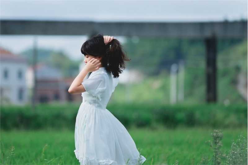 高清白裙子萌妹子乡下度假清纯图集