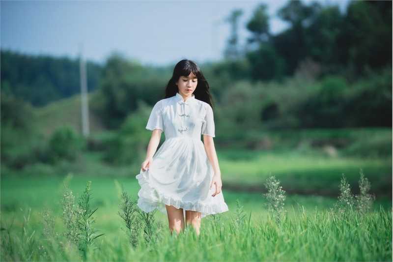 高清白裙子萌妹子乡下度假清纯图集