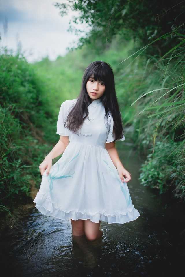 高清白裙子萌妹子乡下度假清纯图集