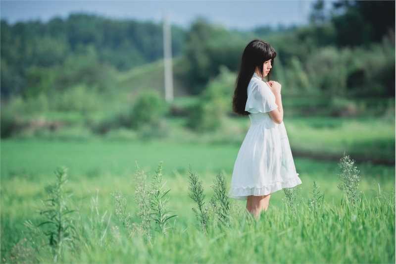 高清白裙子萌妹子乡下度假清纯图集