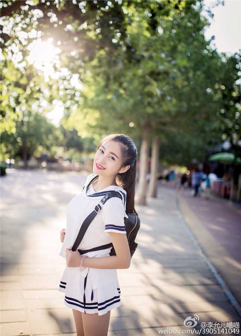 90后校花美女李允微博清纯私拍