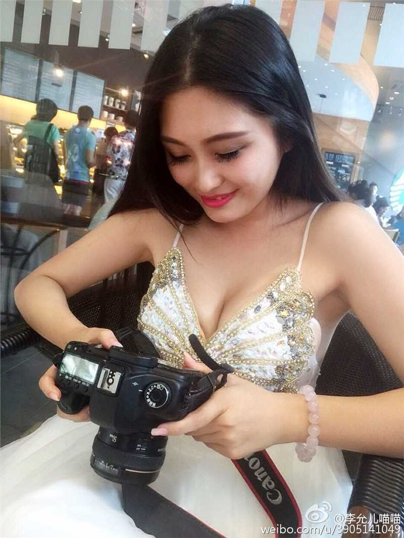 90后校花美女李允微博清纯私拍