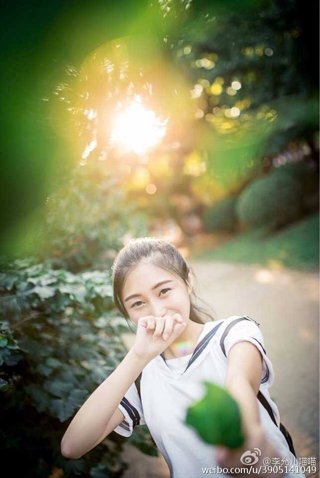 90后校花美女李允微博清纯私拍