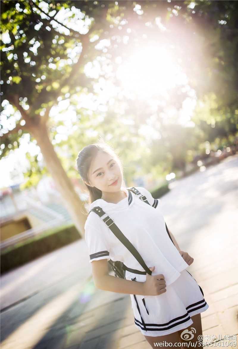 90后校花美女李允微博清纯私拍