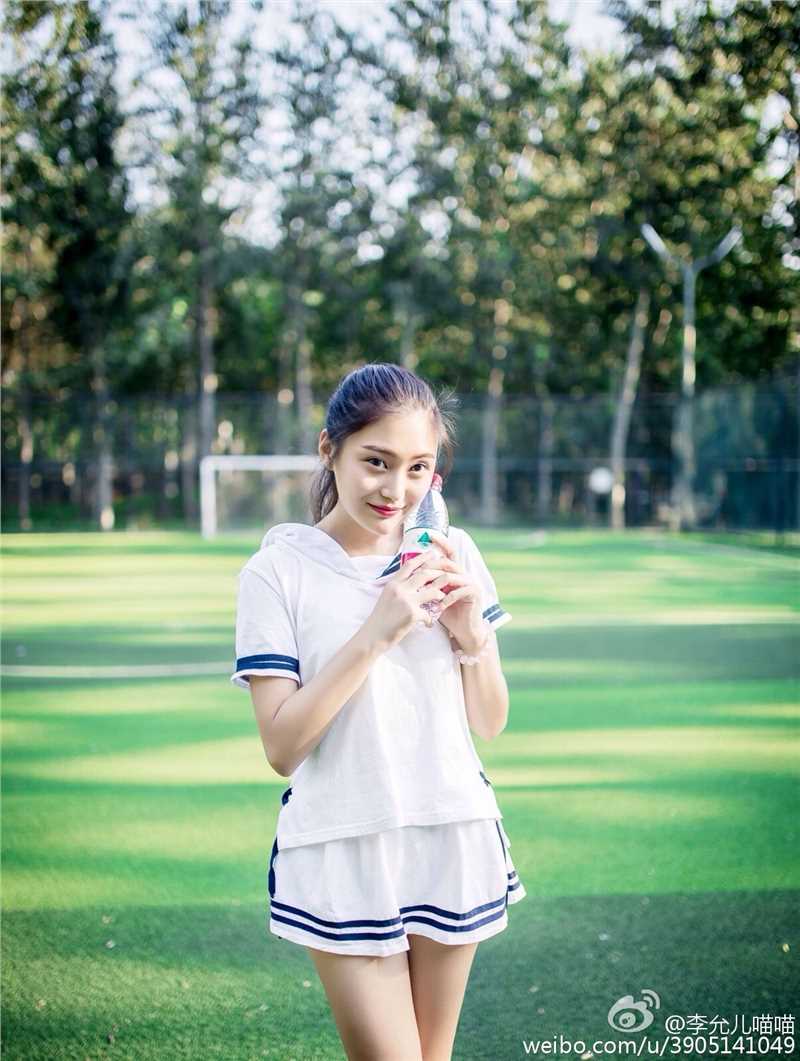 90后校花美女李允微博清纯私拍