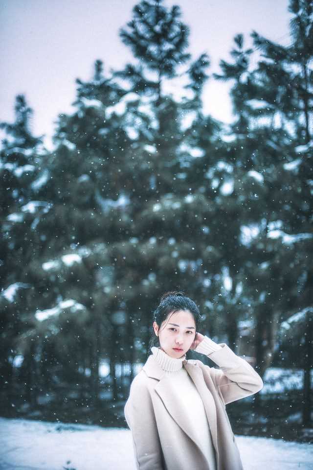 优质清纯丸子头妹子雪中唯美迷人相册