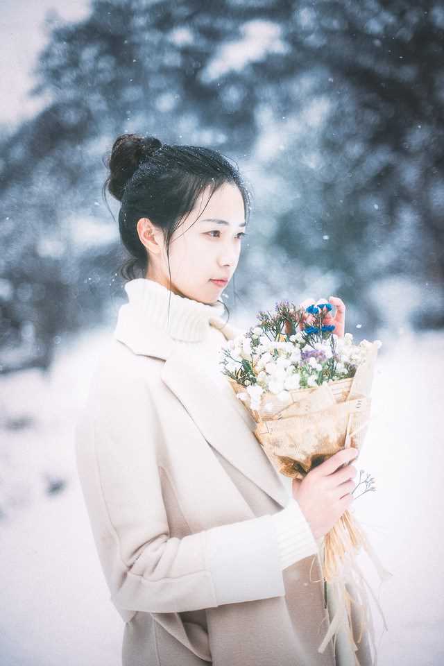 优质清纯丸子头妹子雪中唯美迷人相册