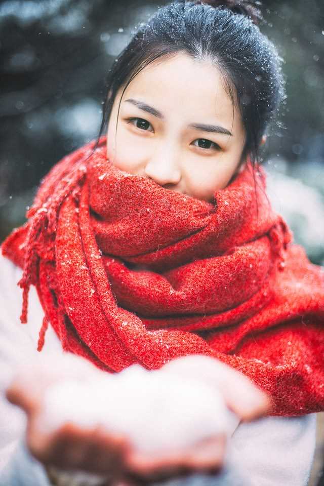 优质清纯丸子头妹子雪中唯美迷人相册