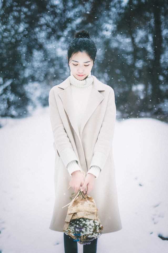 优质清纯丸子头妹子雪中唯美迷人相册