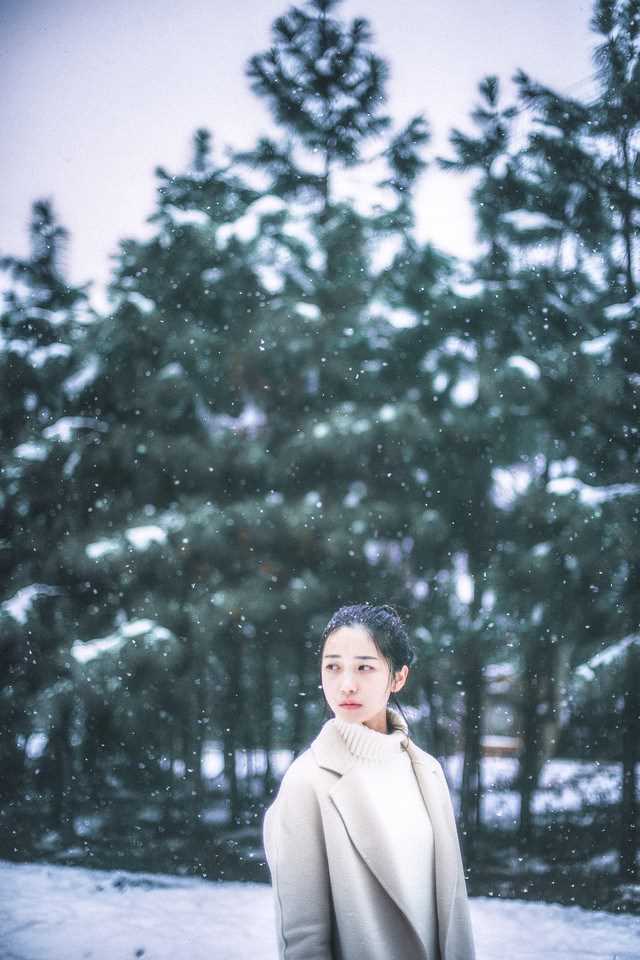 优质清纯丸子头妹子雪中唯美迷人相册