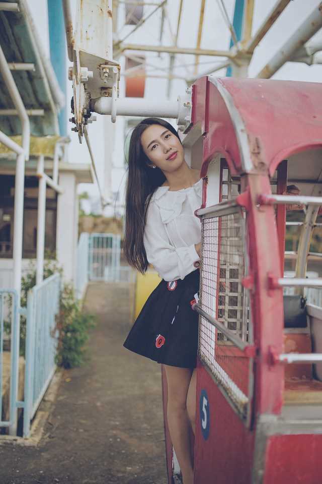 90后清纯美女摩天轮乐园唯美大片