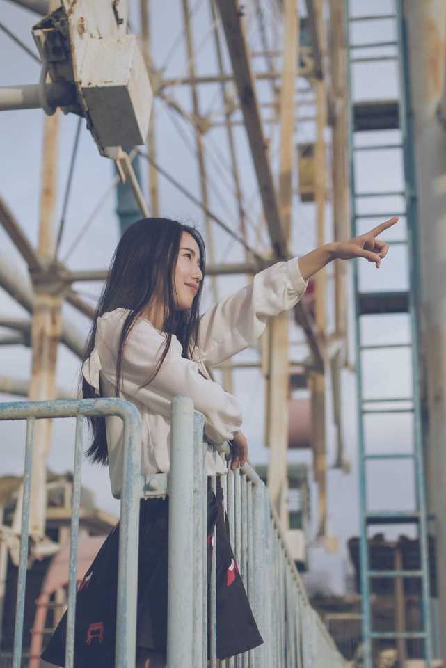 90后清纯美女摩天轮乐园唯美大片