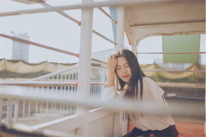 90后清纯美女摩天轮乐园唯美大片