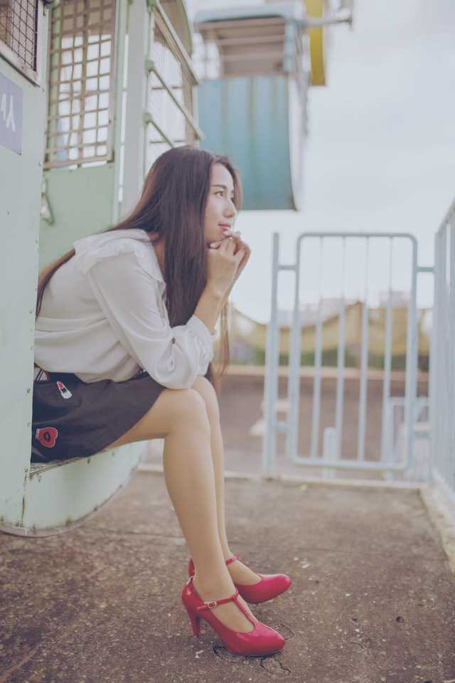 90后清纯美女摩天轮乐园唯美大片